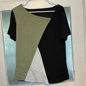 Women’s Green black and white color blocked asymmetrical short sleeve T-shirt L